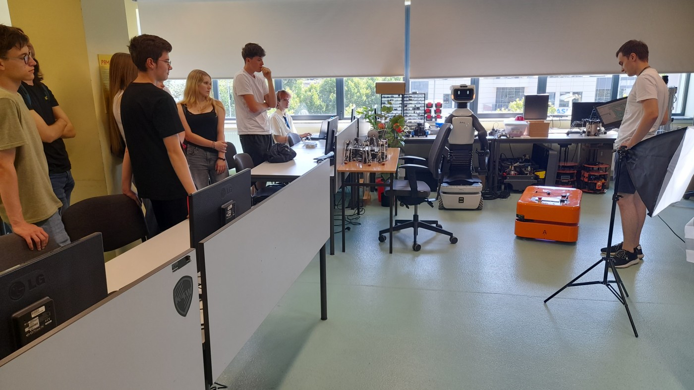 Uczniowie I LO w Kościanie z wizytą na Wydziale Automatyki, Robotyki i Elektrotechniki (2)