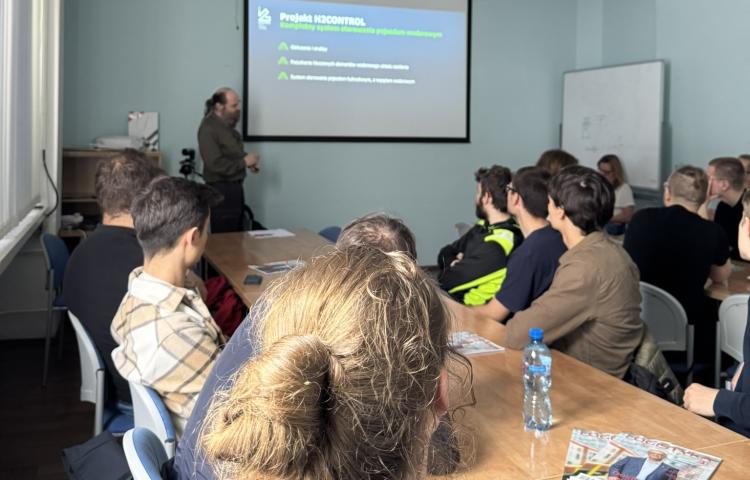 Studenci WARiE podczas prezentacji w PIT Łukasiewicz